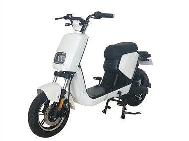 E-skiro z veliko vrečo za sedlo